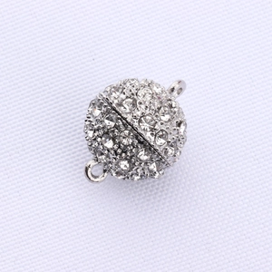 Detailansicht der silbernen Strass-Magnetverschlüsse für DIY-Schmuckherstellung und Armbänder