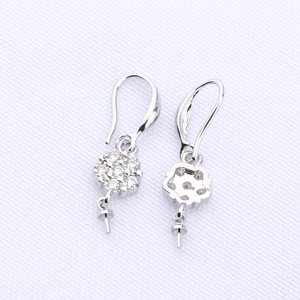 Dettaglio degli orecchini a fiore in argento con zirconi e gancio per creazioni fai-da-te