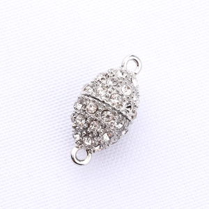 Dettaglio della chiusura magnetica ovale con strass per collane e bracciali DIY