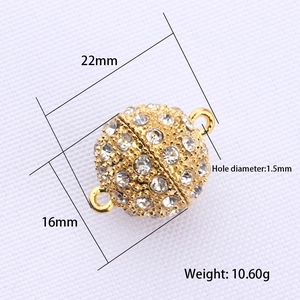 Makroaufnahme des goldfarbenen Magnetverschlusses mit Strass, Maße 22x16mm