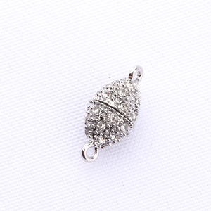 Vista macro di chiusura magnetica argento con strass scintillanti per gioielli fai da te