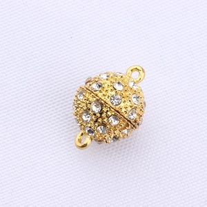 Makroaufnahme einer goldenen Kugel-Magnetschließe mit Strass für DIY-Armbänder