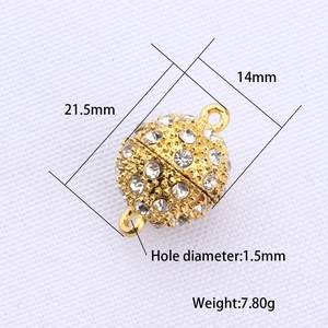 Detaillierte Makroansicht eines 21,5 mm Gold-Magnetverschlusses für DIY-Schmuck