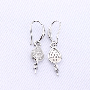 Dettaglio di ganci per orecchini a goccia in argento con zirconi e perni per perle