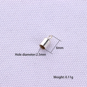 Vista macro di capocorda argento da 2,5mm e 6mm per creazione gioielli fai-da-te