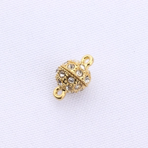 Makroaufnahme goldener Magnetverschluss mit Strass für DIY-Schmuckherstellung und Ketten