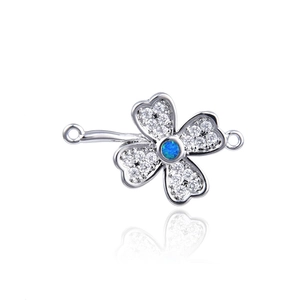 Vierblättriger Kleeblatt-Verbinder in Silber mit blauem Opal und weißen Kristallen