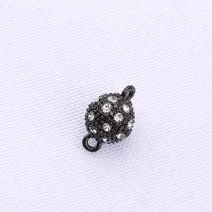 Detail eines schwarzen Magnetverschlusses mit weißen Straßsteinen für DIY-Schmuck