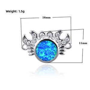 Colgante de cangrejo con opalo azul y circones blancos en medidas 16mm x 11mm