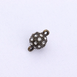 Makroaufnahme von Bronze-Magnetverschluss mit Strass für DIY Schmuck Armbänder