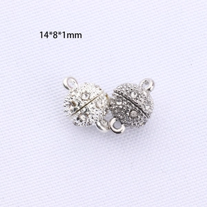 Makroansicht 14x8mm Silber-Magnetverschluss mit Strasssteinen und zwei Ringen für Schmuck