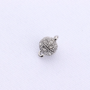 Makroaufnahme der silbernen Magnet-Strass-Schließe mit Ringen für DIY-Schmuck
