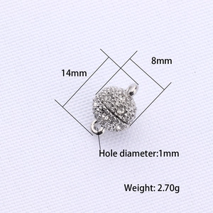 Makro-Detail des silbernen Magnet-Strass-Verschlusses mit 8mm Kugelmaßen für Schmuck