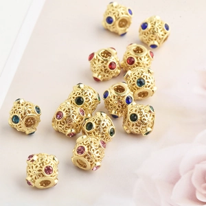 Makro-Detail goldener Hohlblumen-Perlen mit bunten Kristallen für DIY-Schmuck-Zubehör