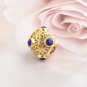 Goldene hohlgeformte Blumenperle mit tiefblauen Edelsteinen für DIY Armbänder