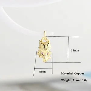 Détail du pendentif tête de loup en laiton doré avec zircons violets, hauteur 13mm et largeur 8mm