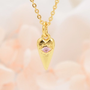 Detail van de gouden kegelhanger met roze zirkoon en een fijne gouden ketting