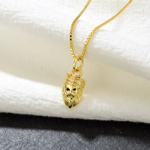 Detail eines 18k vergoldeten Löwenkopf-Anhängers mit Zirkon-Augen auf einer Boxkette