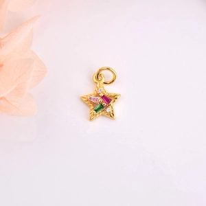 Vue détaillée du pendentif étoile dorée serti de zircons colorés avec anneau de fixation