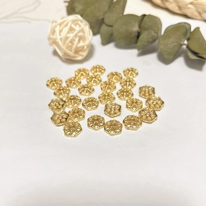 Calottes de perles en fleur plaquées or 18k pour bijoux DIY avec motif de pétales creux