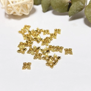Détail macro d'intercalaires en forme de pétale creux plaqués or 18k pour bijoux DIY