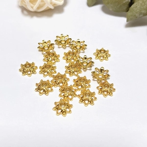 Détail macro de calottes de perles pétales évidées plaquées or 18k pour bijoux