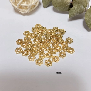 7mm goldene Blütenperlenkappen für DIY-Schmuckherstellung mit hohlem Petal-Design