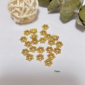Detailansicht der 7mm 18k vergoldeten hohlen Blütenperlenkappen für DIY-Schmuckherstellung