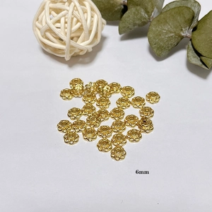 Detailansicht der 6mm hohlen Blütenperlenkappen in 18k Gold für DIY-Schmuckherstellung