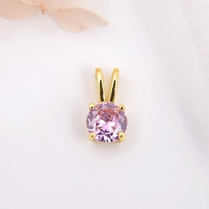 Vista detallada de un colgante de circón rosa con engaste dorado de cuatro garras para joyas DIY
