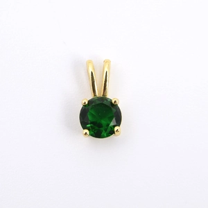 Colgante de cobre chapado en oro con circonita cúbica verde redonda y engaste de cuatro garras