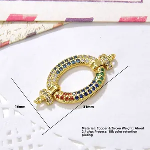 Vista macro de un conector de cobre chapado en oro 18k con circón colorido para joyas