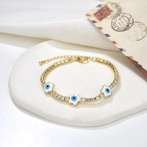Dettaglio del bracciale occhio greco dorato con fiori in smalto e zirconi cubici