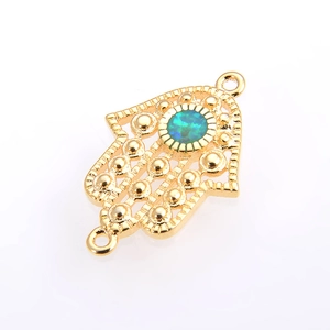 Hamsa Hand Schmuckverbinder in Gold mit Türkis-Opal-Inlay und zwei Befestigungsösen