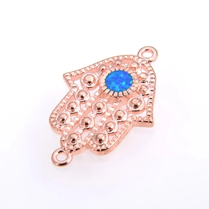 Makro-Detail des Roségold Hand der Fatima Verbinders mit blauem Opal für DIY-Schmuck