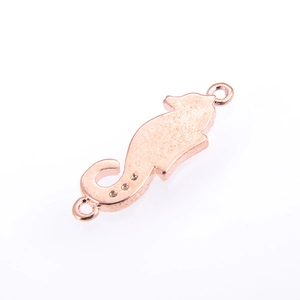 Detail eines roségoldenen Seepferdchen-Schmuckverbinders mit zwei Ringen für DIY