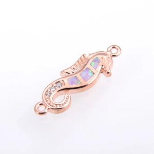 Detail eines Seepferdchen-Schmuckverbinders in Roségold mit Opal-Inlay und Akzenten