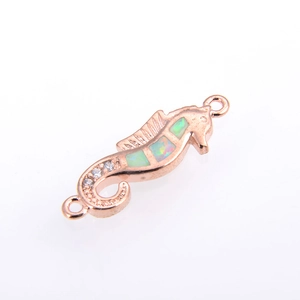 Makro-Detail von Roségold-Seepferdchen-Verbinder mit Opal-Inlay und Zirkonia-Akzenten