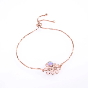 Detalle de pulsera pulpo oro rosa con piedra de ópalo púrpura y cadena de caja