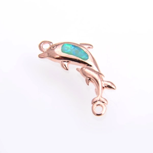 Détail du connecteur dauphin en or rose avec incrustation d'opale bleue pour bijoux