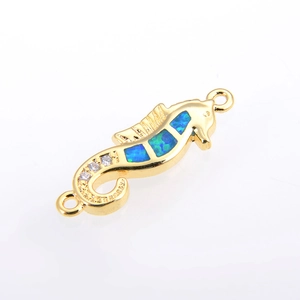 Makroaufnahme des Seepferdchen-Schmuckverbinders aus Gold mit blauem Opal und weißen Zirkonia