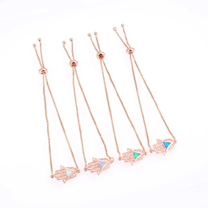 Detalle de cuatro pulseras Mano de Fátima chapadas en oro con ópalos de colores y cierre ajustable