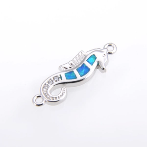 Detailansicht Seepferdchen-Schmuckverbinder aus Silber mit blauem Opal und kleinen Zirkonia