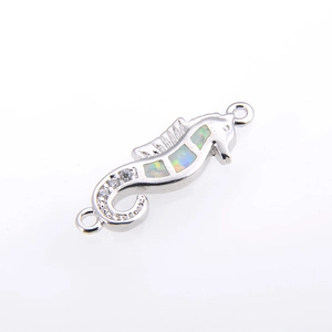 Detaillierter Seepferdchen-Verbinder mit Opal-Inlays und Zirkonia für DIY-Schmuckherstellung
