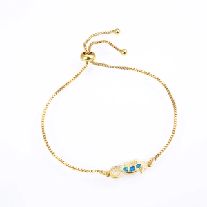 Detail eines verstellbaren Gold-Seepferdchen-Armbands mit blauen Opalen und Zirkonia