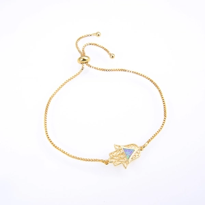 Detalle de pulsera Mano de Fátima bañada en oro con piedra de ópalo azul y cadena box
