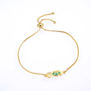 Detail eines verstellbaren Gold-Seepferdchen-Armbands mit grünem Opal und Box-Kette