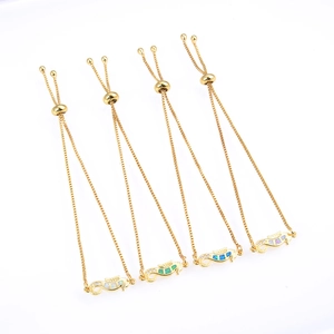 Detailansicht bunter Opal Seepferdchen Armbänder mit verstellbaren Goldbox-Ketten