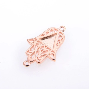 Conector Mano de Fátima en oro rosa con diseño calado para creación de joyas DIY