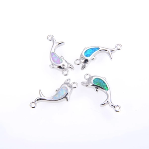 Vue de quatre connecteurs dauphin avec incrustation d'opale pour bracelet DIY